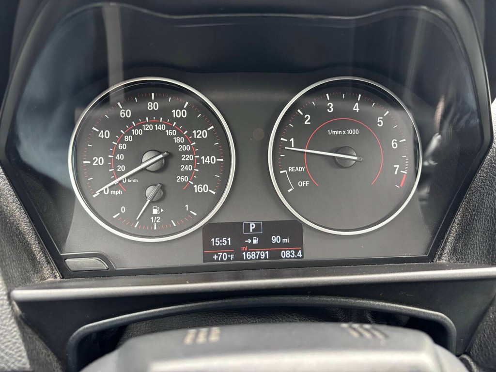 BMW 2 Series Vehicle Full-screen Gallery Image 32