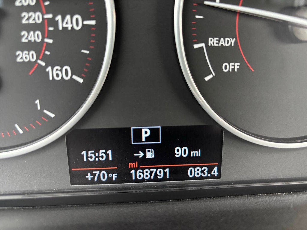 BMW 2 Series Vehicle Full-screen Gallery Image 33
