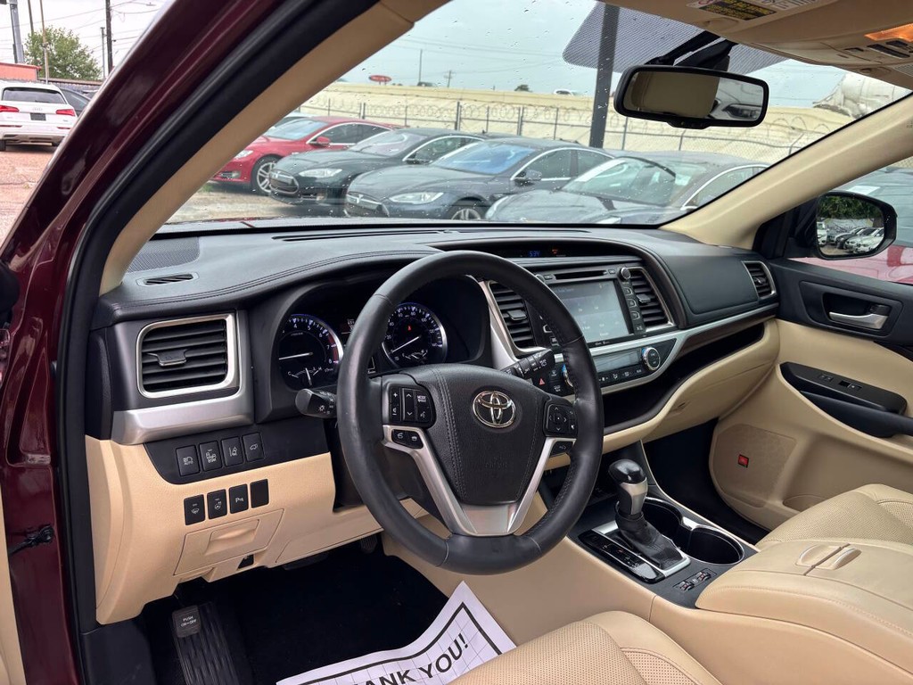 Toyota Highlander Vehicle Full-screen Gallery Image 07
