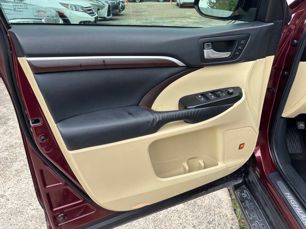 Toyota Highlander Vehicle Full-screen Gallery Image 09