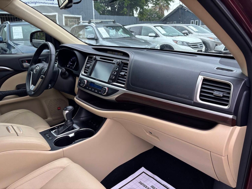 Toyota Highlander Vehicle Full-screen Gallery Image 10