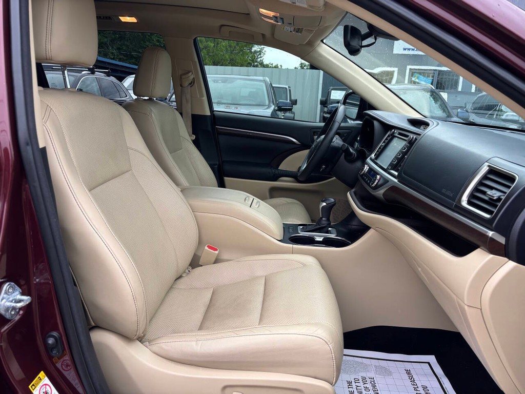 Toyota Highlander Vehicle Full-screen Gallery Image 11