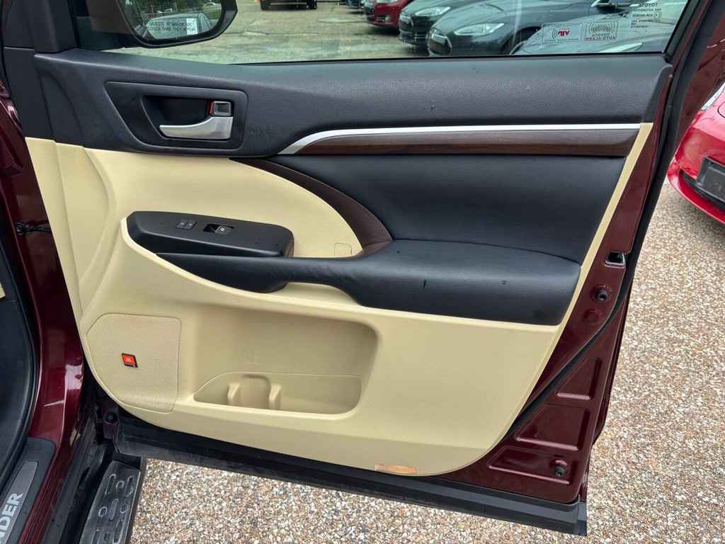 Toyota Highlander Vehicle Full-screen Gallery Image 12