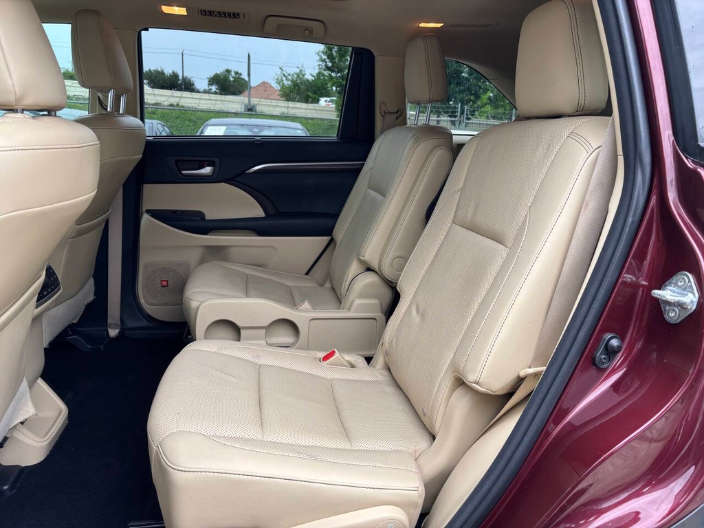 Toyota Highlander Vehicle Full-screen Gallery Image 13