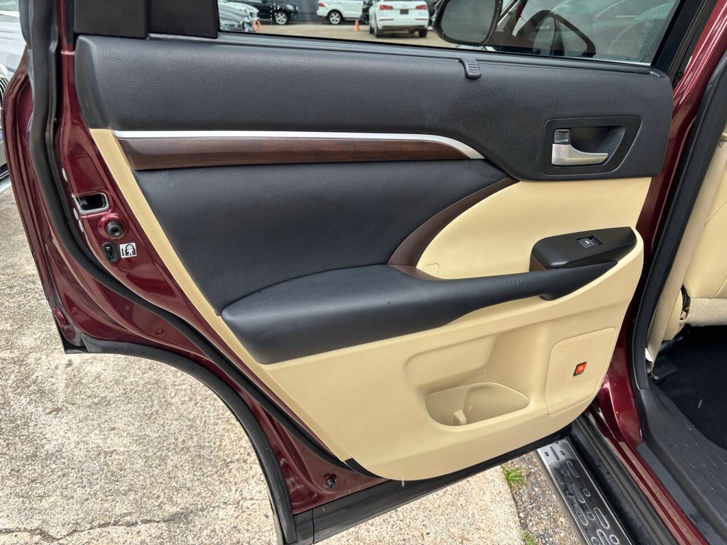 Toyota Highlander Vehicle Full-screen Gallery Image 14
