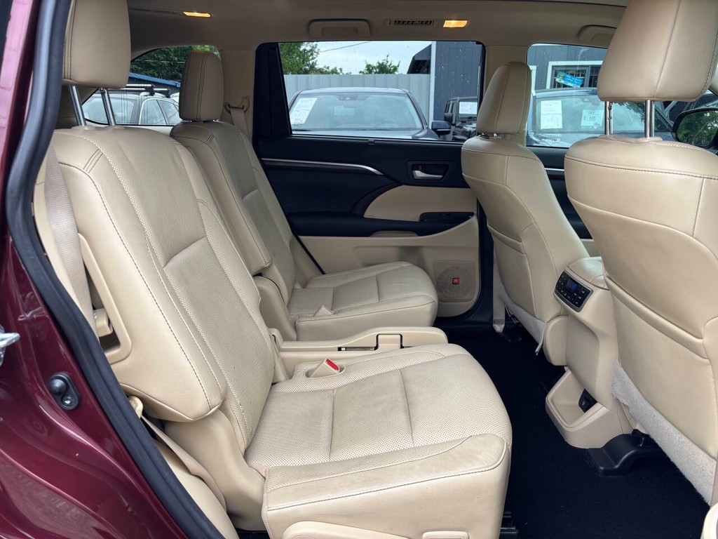 Toyota Highlander Vehicle Full-screen Gallery Image 15