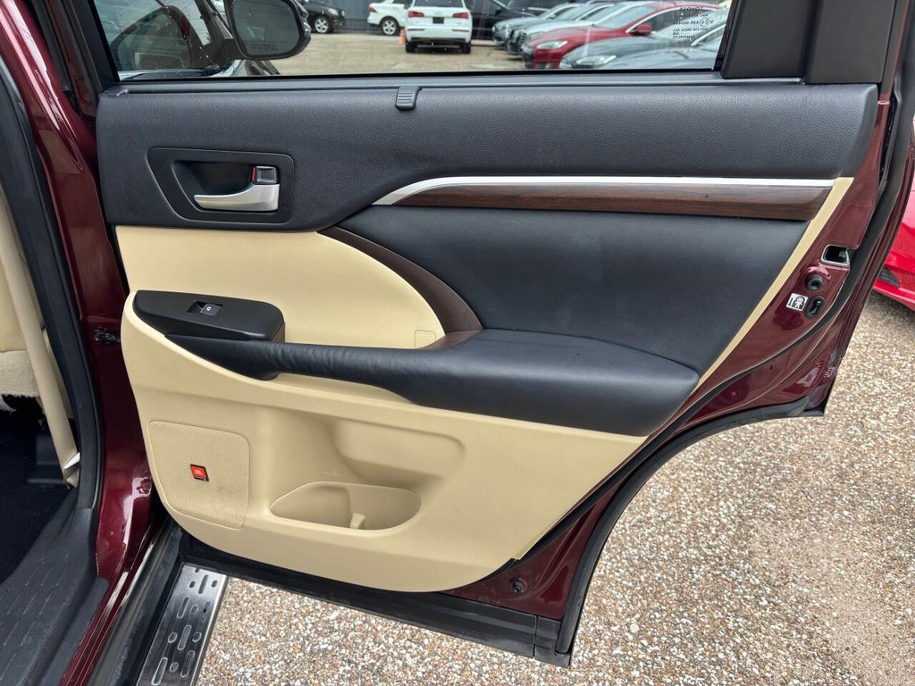 Toyota Highlander Vehicle Full-screen Gallery Image 16