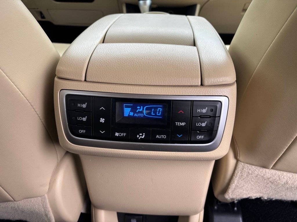 Toyota Highlander Vehicle Full-screen Gallery Image 19