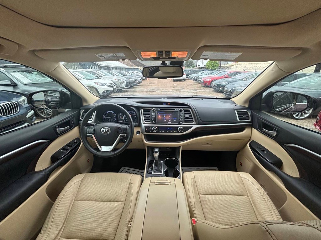 Toyota Highlander Vehicle Full-screen Gallery Image 20