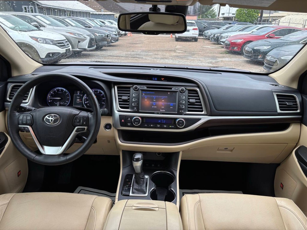 Toyota Highlander Vehicle Full-screen Gallery Image 21