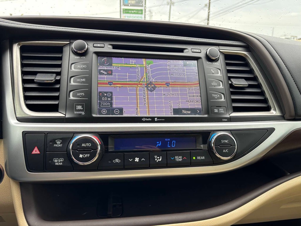 Toyota Highlander Vehicle Full-screen Gallery Image 22