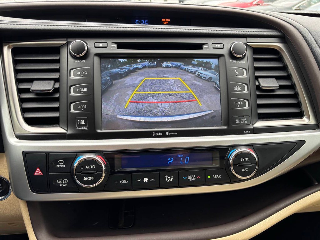 Toyota Highlander Vehicle Full-screen Gallery Image 23