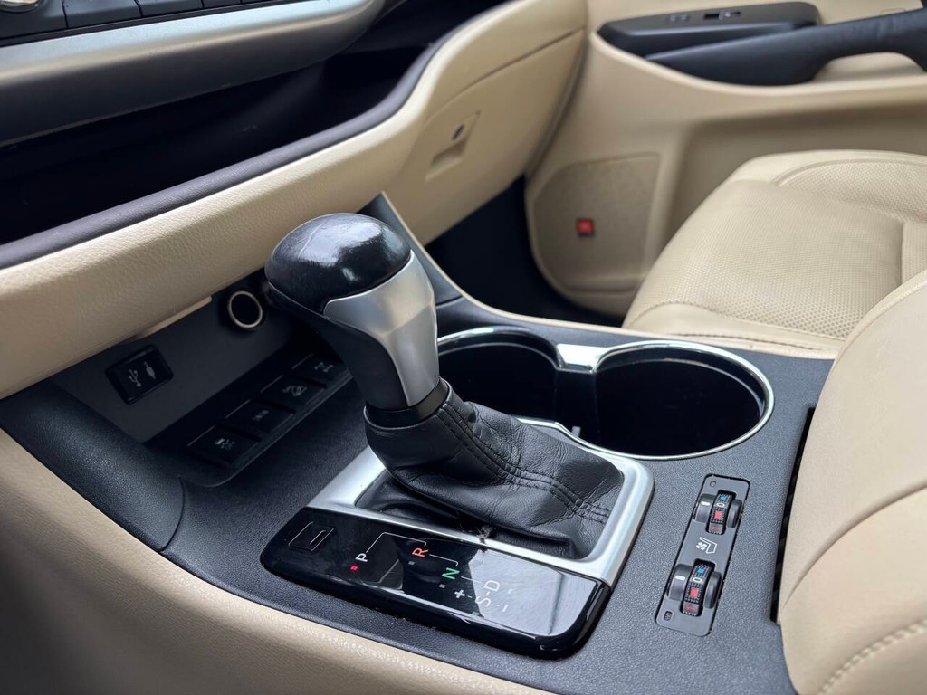 Toyota Highlander Vehicle Full-screen Gallery Image 25