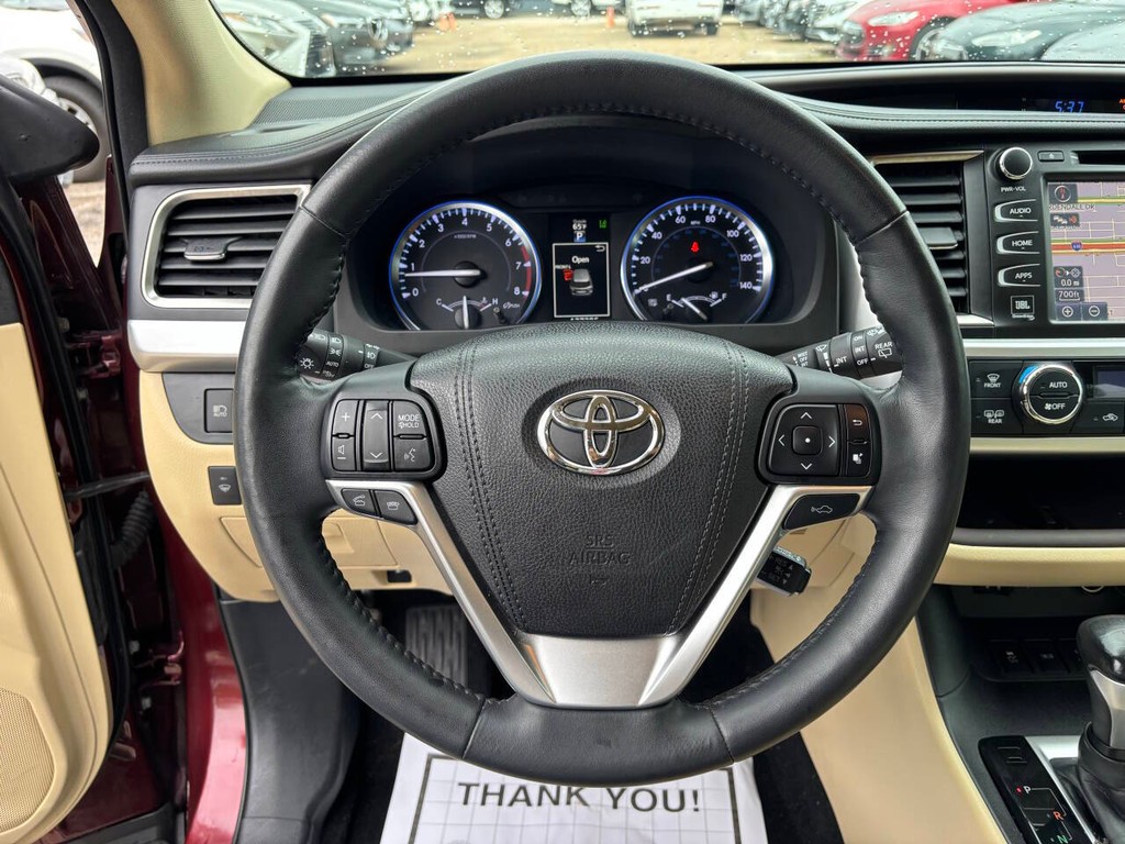 Toyota Highlander Vehicle Full-screen Gallery Image 26