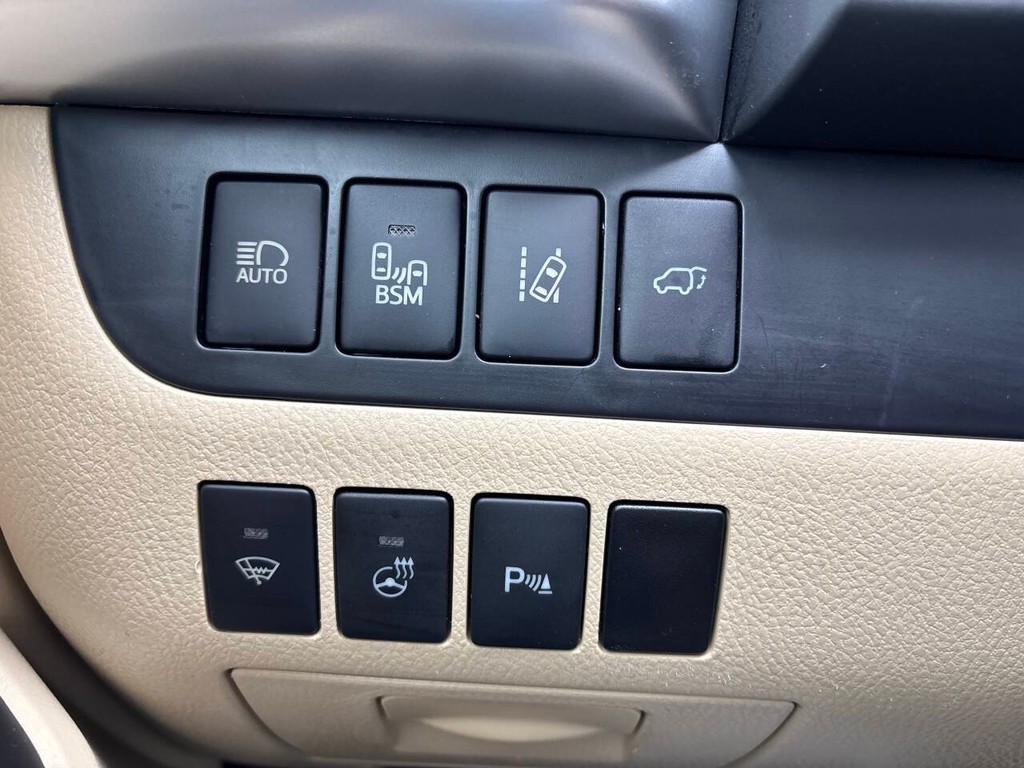 Toyota Highlander Vehicle Full-screen Gallery Image 28