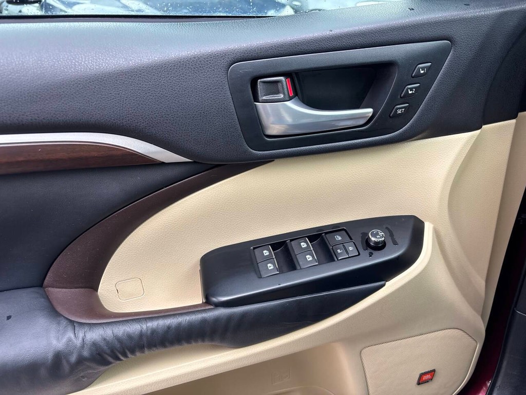 Toyota Highlander Vehicle Full-screen Gallery Image 29