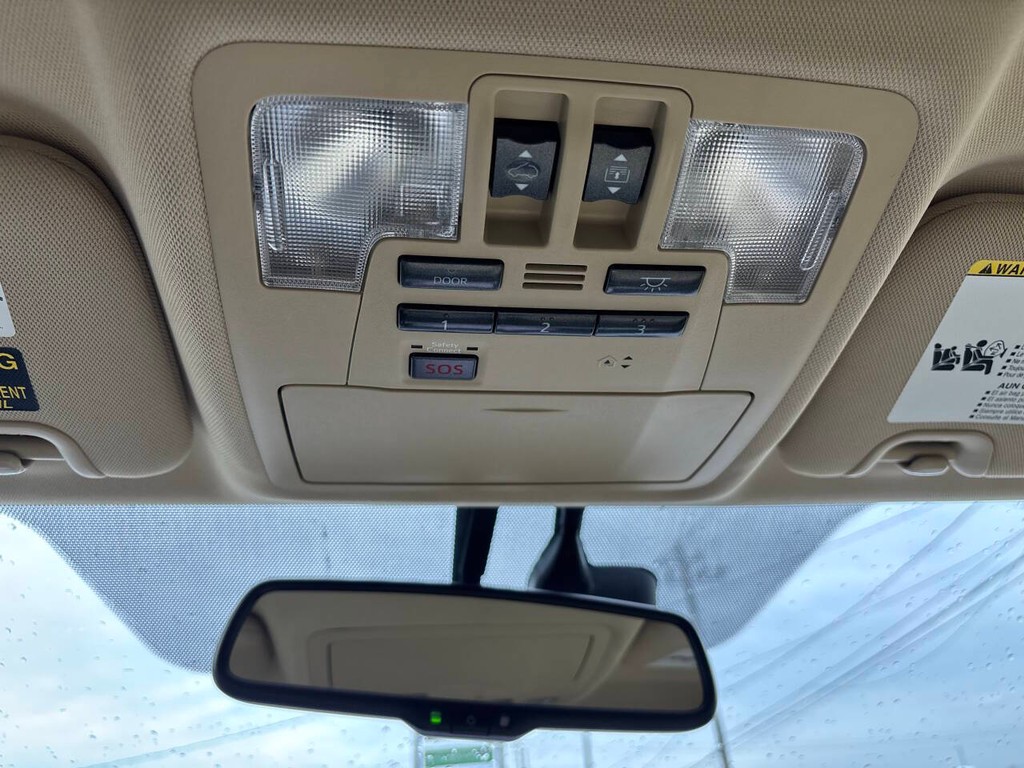 Toyota Highlander Vehicle Full-screen Gallery Image 30