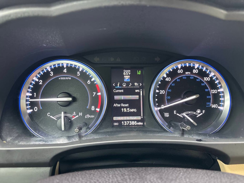 Toyota Highlander Vehicle Full-screen Gallery Image 32