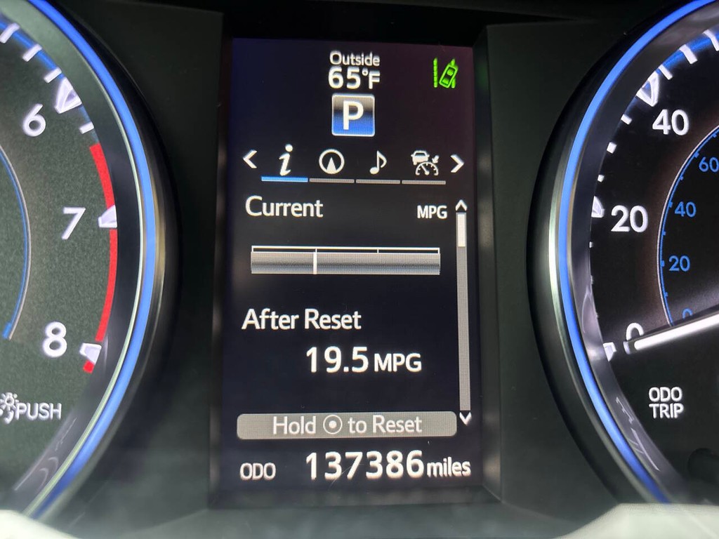 Toyota Highlander Vehicle Full-screen Gallery Image 33