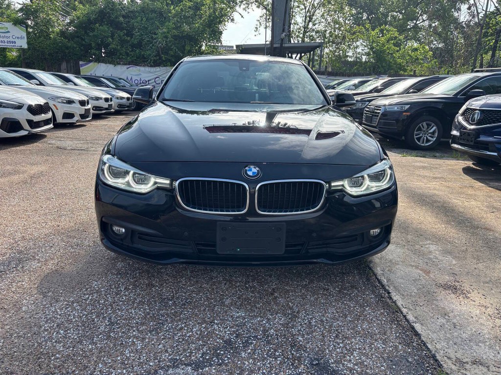 BMW 3 Series Vehicle Full-screen Gallery Image 02