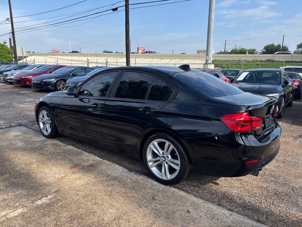 BMW 3 Series Vehicle Full-screen Gallery Image 05
