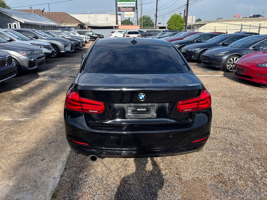 BMW 3 Series Vehicle Full-screen Gallery Image 06