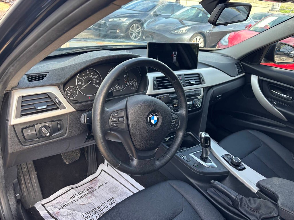 BMW 3 Series Vehicle Full-screen Gallery Image 08