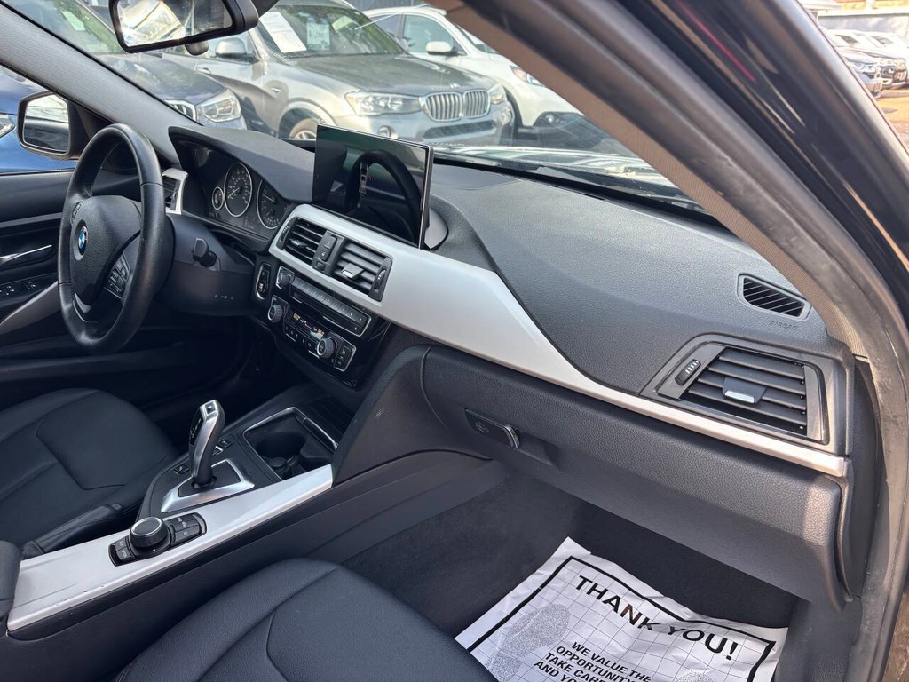 BMW 3 Series Vehicle Full-screen Gallery Image 11