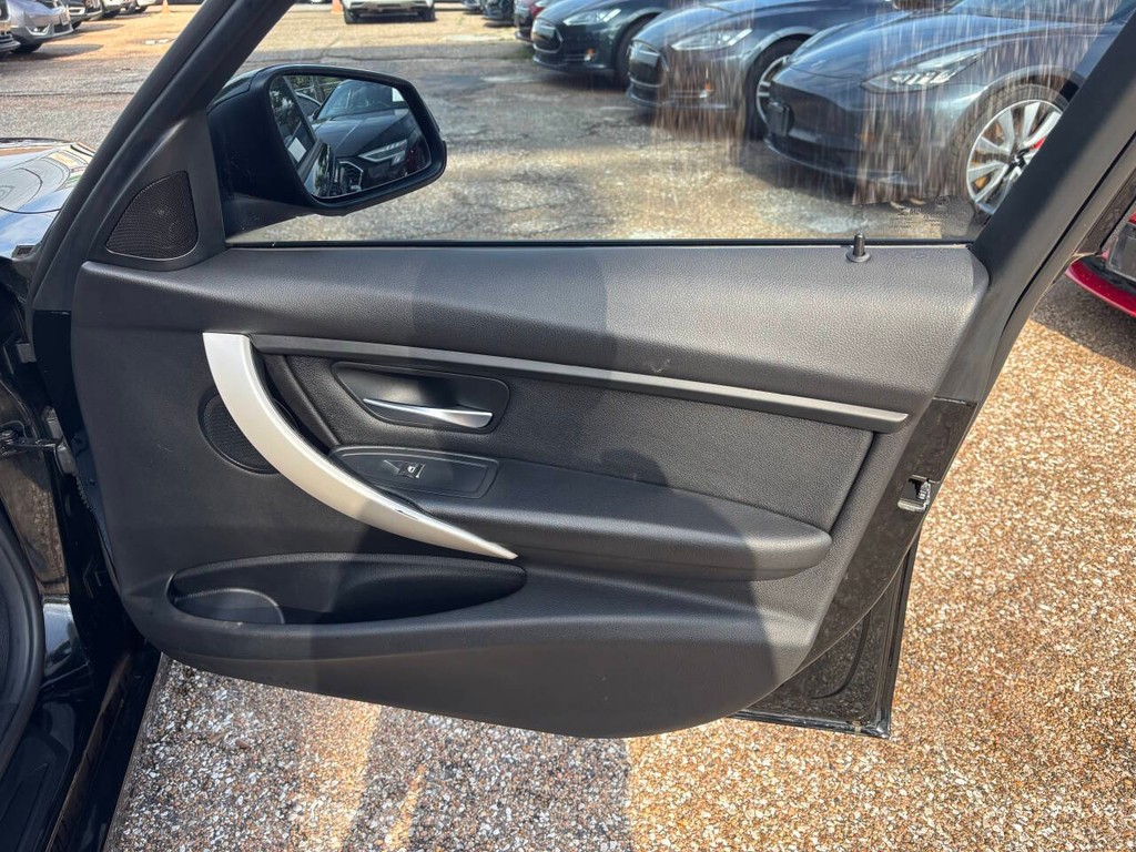 BMW 3 Series Vehicle Full-screen Gallery Image 13
