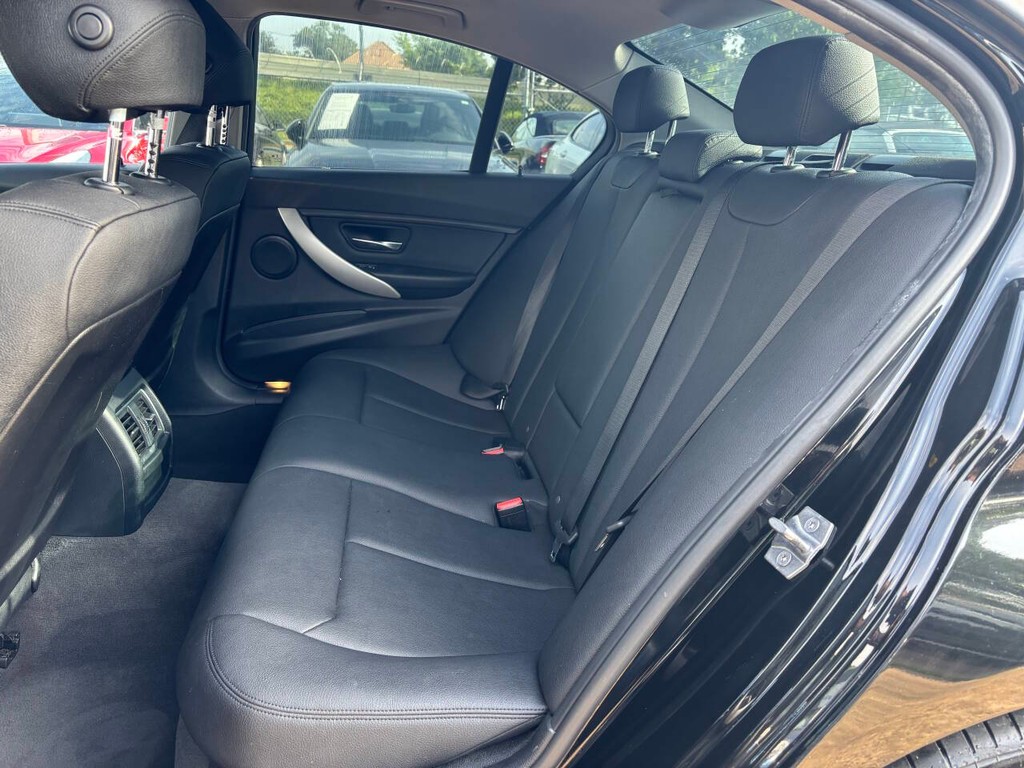 BMW 3 Series Vehicle Full-screen Gallery Image 15