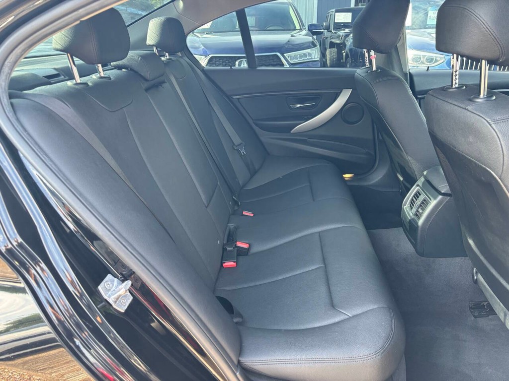 BMW 3 Series Vehicle Full-screen Gallery Image 18