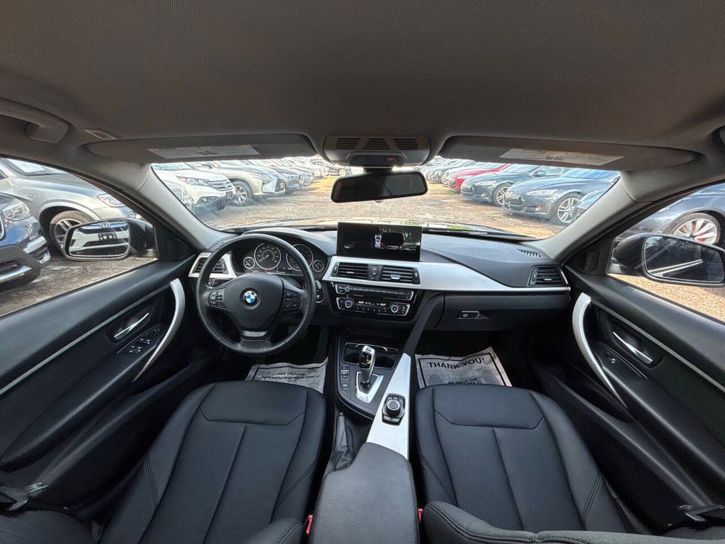 BMW 3 Series Vehicle Full-screen Gallery Image 20