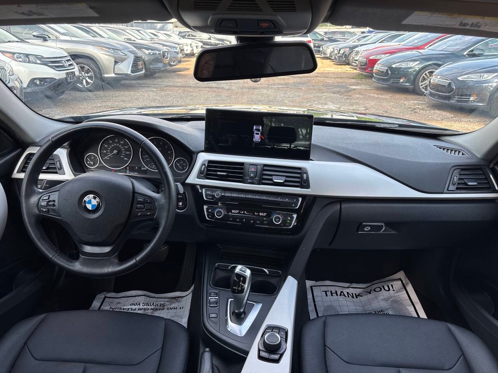 BMW 3 Series Vehicle Full-screen Gallery Image 21