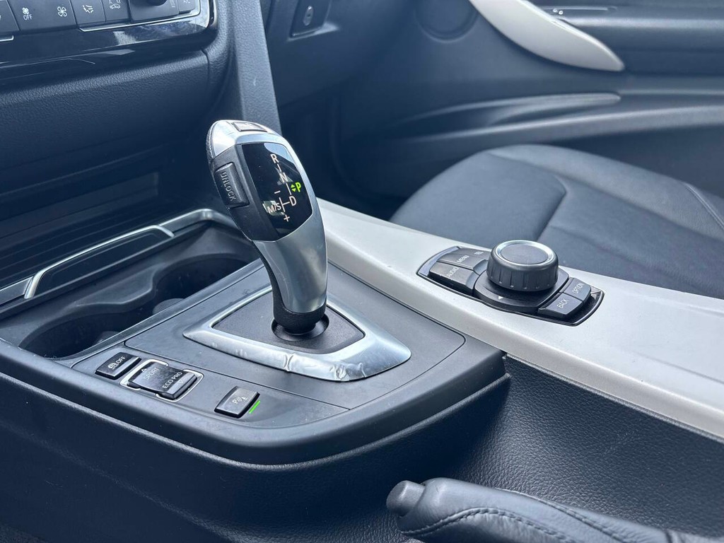 BMW 3 Series Vehicle Full-screen Gallery Image 25