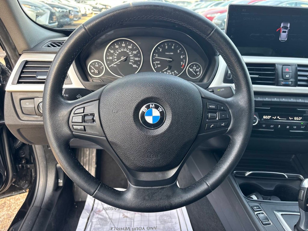 BMW 3 Series Vehicle Full-screen Gallery Image 26