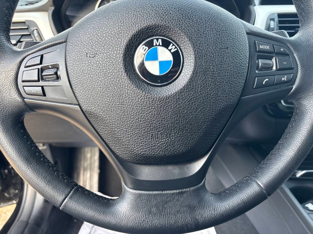 BMW 3 Series Vehicle Full-screen Gallery Image 27