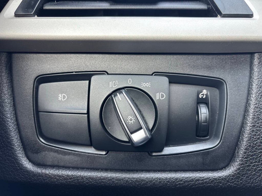 BMW 3 Series Vehicle Full-screen Gallery Image 28