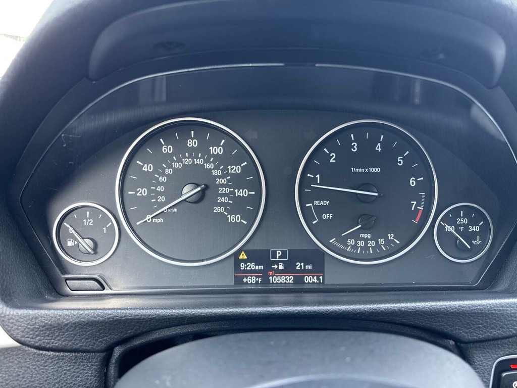BMW 3 Series Vehicle Full-screen Gallery Image 31