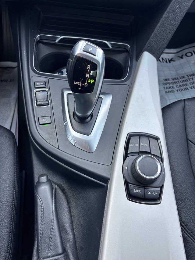 BMW 3 Series Vehicle Full-screen Gallery Image 23