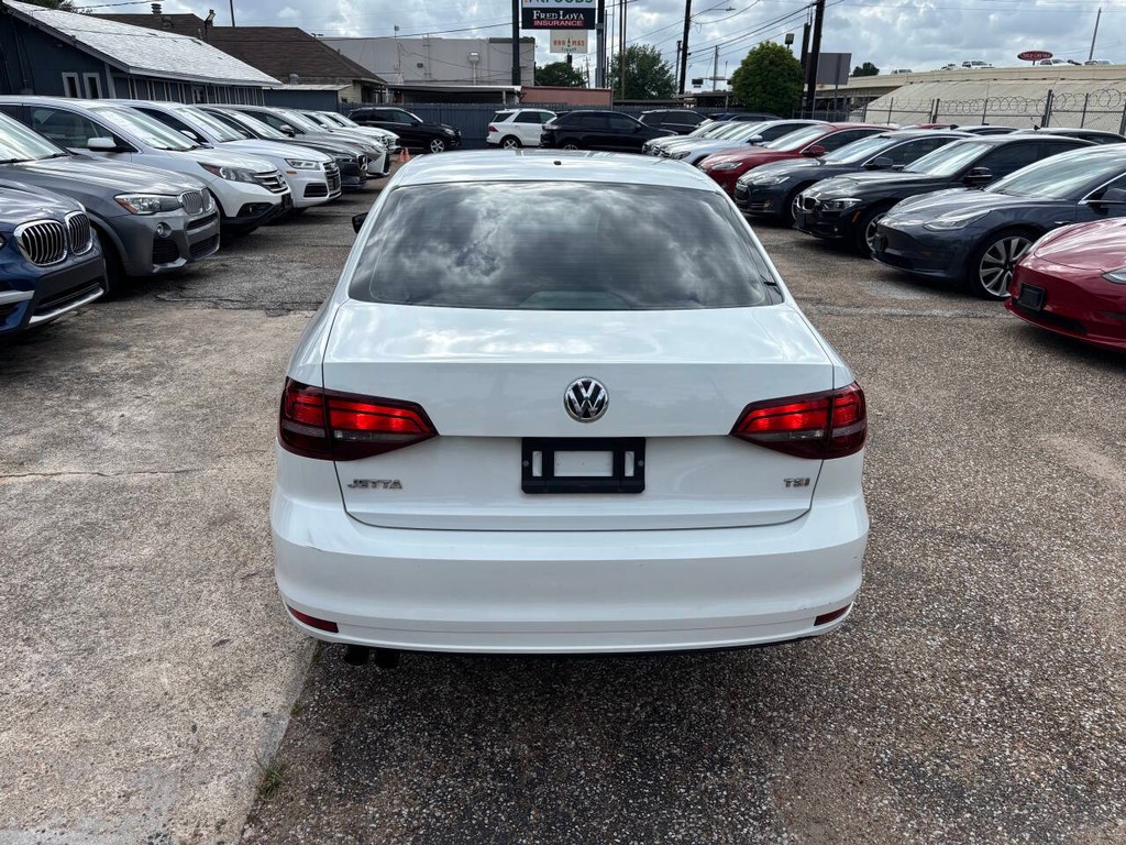 Volkswagen Jetta Sedan Vehicle Full-screen Gallery Image 04