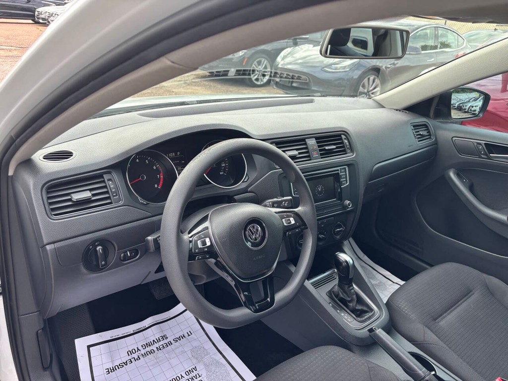Volkswagen Jetta Sedan Vehicle Full-screen Gallery Image 06