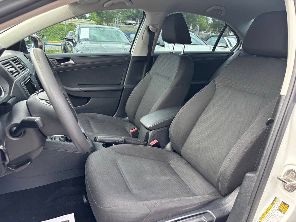 Volkswagen Jetta Sedan Vehicle Full-screen Gallery Image 07