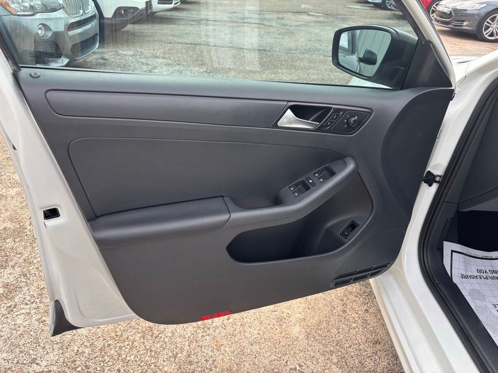Volkswagen Jetta Sedan Vehicle Full-screen Gallery Image 08