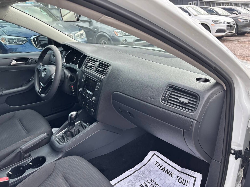Volkswagen Jetta Sedan Vehicle Full-screen Gallery Image 09