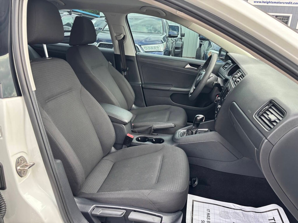 Volkswagen Jetta Sedan Vehicle Full-screen Gallery Image 10