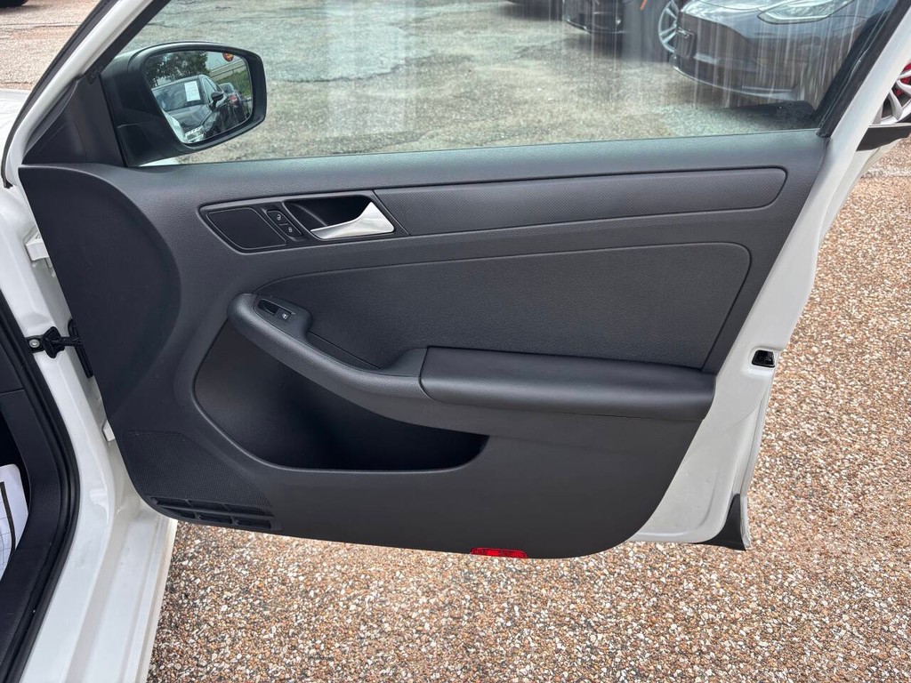 Volkswagen Jetta Sedan Vehicle Full-screen Gallery Image 11