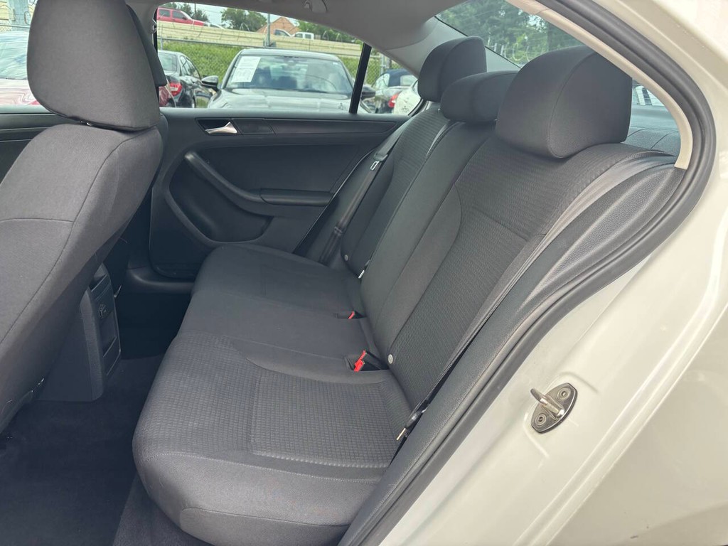 Volkswagen Jetta Sedan Vehicle Full-screen Gallery Image 12