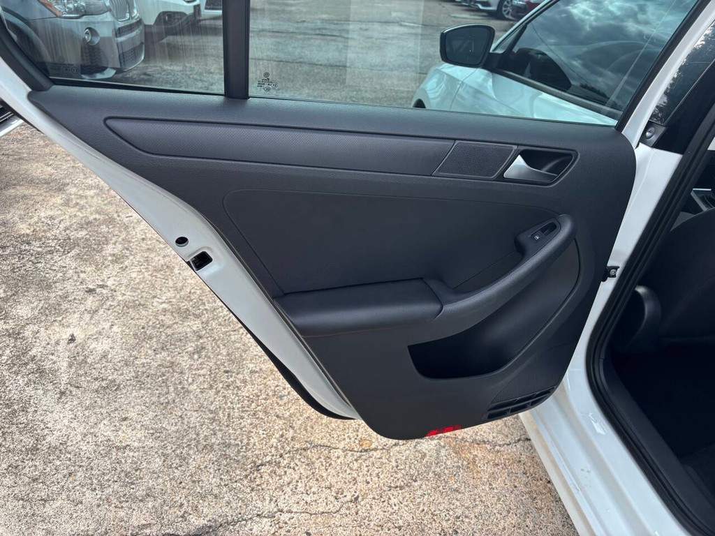 Volkswagen Jetta Sedan Vehicle Full-screen Gallery Image 13