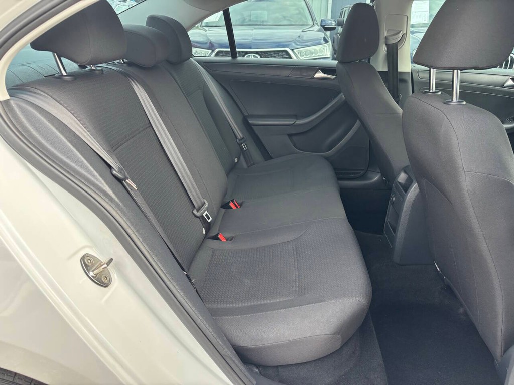 Volkswagen Jetta Sedan Vehicle Full-screen Gallery Image 14