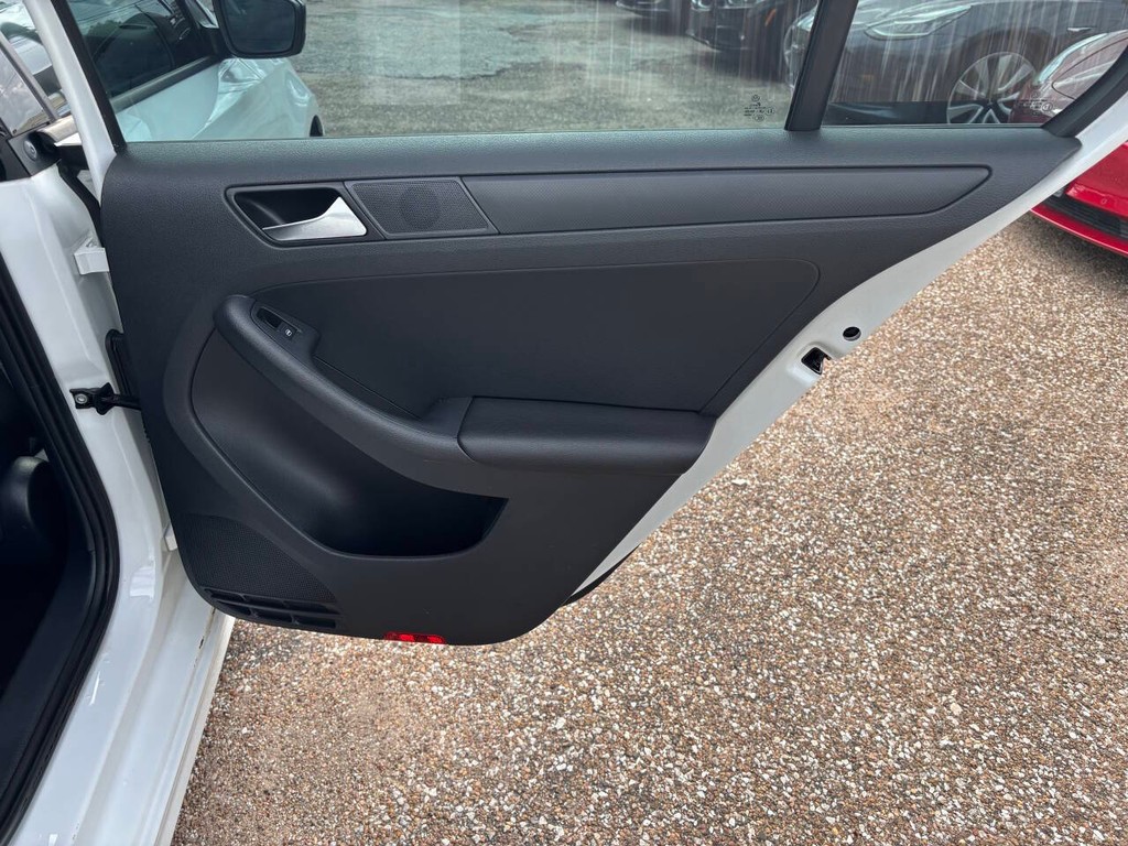 Volkswagen Jetta Sedan Vehicle Full-screen Gallery Image 15